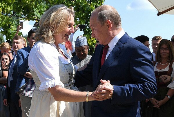 Глава МИД Австрии, танцевавшая на свадьбе с Путиным, анонсировала новые санкции для РФ