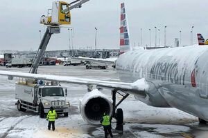 В Чикаго бушует снегопад с грозой, отменены более тысячи авиарейсов. Фото и видео