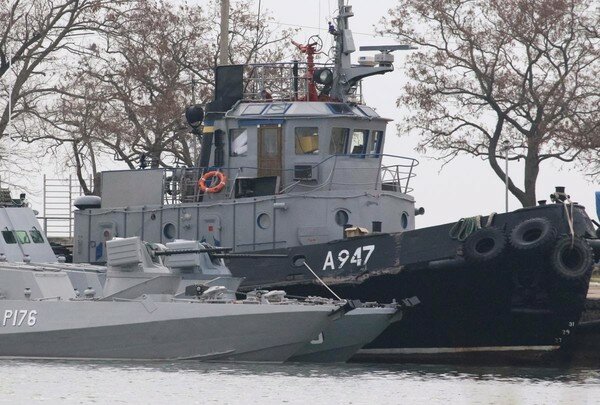 В оккупированной Керчи арестовали еще троих украинских моряков, раненых россиянами