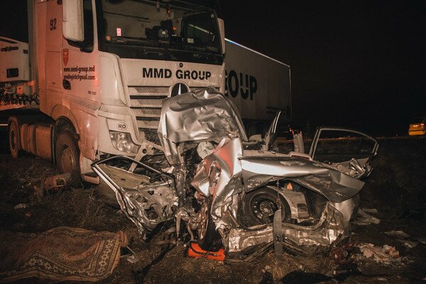 Под Киевом грузовик расплющил легковушку, которая внезапно вылетела ему на встречку (фото)
