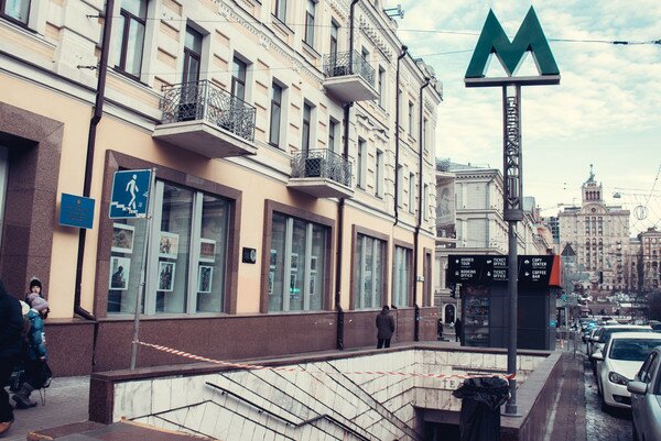 В Киеве около станции метро "Театральна" скончался мужчина