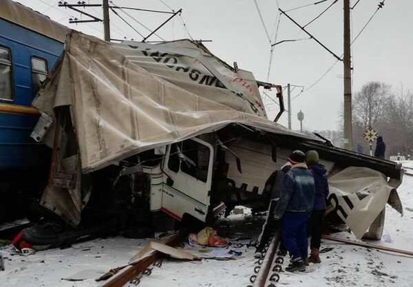 В Харьковской области поезд врезался в грузовик, который стоял на путях. Фото