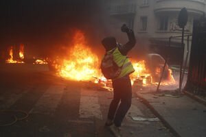 Власти Франции могут ввести чрезвычайное положение из-за массовых беспорядков
