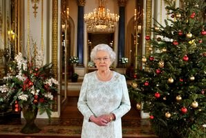 В Великобритании Букингемский дворец украсили к Рождеству: в сети появилось волшебное видео подготовки к празднику