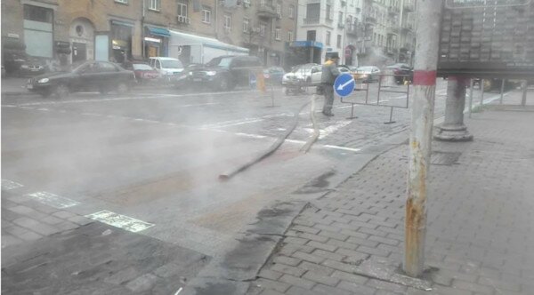 В Киеве прорвало трубу с горячей водой возле школы имени Лобановского: из-за густого тумана образовались пробки