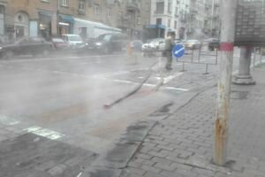 В Киеве прорвало трубу с горячей водой возле школы имени Лобановского: из-за густого тумана образовались пробки