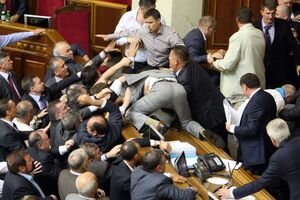Мосийчук избил политолога тростью, а Шуфрич подрался с Березой из-за плаката: как дрались нардепы в 2018 году. Видео