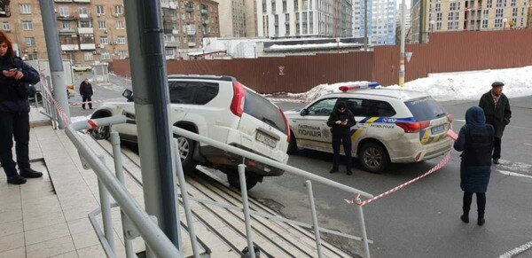 В Киеве неизвестные на Volvo обстреляли и обокрали мужчину: полиция ввела план "Сирена" (видео)