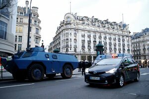 В Париже жандармы вывели на улицы бронемашины, а протестующие готовятся к штурму Елисейского дворца