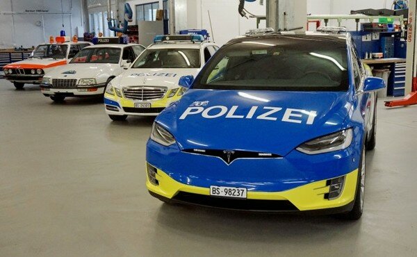 Полиция в Швейцарии в закупила электромобили Tesla. Фото