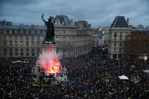 Число задержанных во время протестов "желтых жилетов" во Франции перевалило за 1700