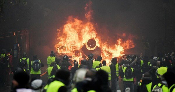 Министр финансов Франции заявил, что протесты "желтых жилетов" - это катастрофа для экономики