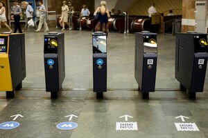 В киевском метро заявили, что каждый четвертый пассажир метро до сих пор пользуется жетонами