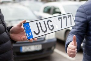 В ГФС похвастались оформлением "юбилейного" числа авто на еврономерах на таможне