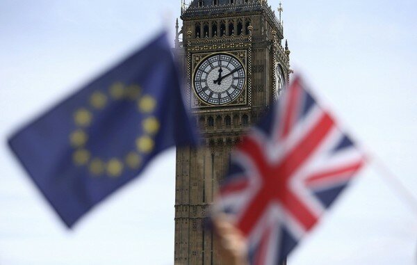 В Великобритании пройдет срочное собрание парламента из-за отмены голосования по Brexit