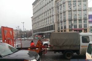 Центр Киева сковали серьезные пробки из-за внезапного ремонта дороги. Фото