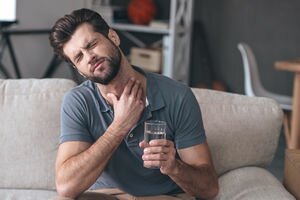 Полоскание горла раствором с содой, солью и йодом при гриппе: врачи рассказали, когда метод будет полезен
