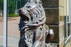 В Одессе у входа в университет неизвестные украли скульптуры львов: нашедшим обещают вознаграждение