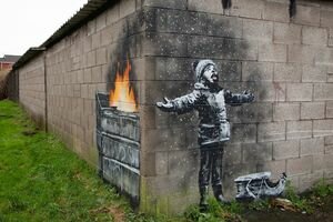 Снег и пепел: в Уэльсе обнаружили новое граффити Бэнкси. Фото, видео