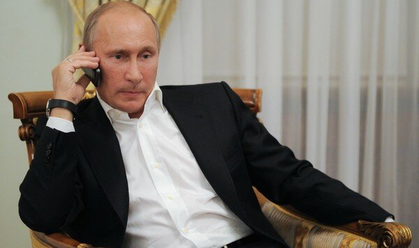 "Добровольный эксгибиционизм": Песков объяснил, почему Путин не пользуется смартфоном