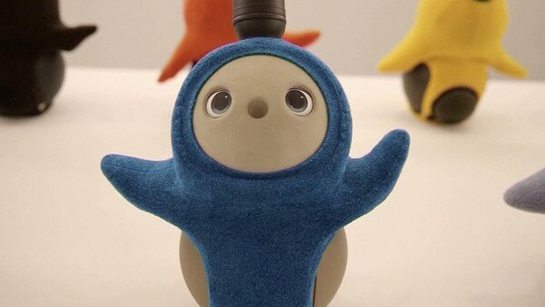 "Умеет проситься на ручки": В Японии создали бесполезного, но милого робота-пингвина. Видео