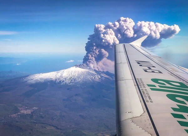 В Италии снова началось извержение крупнейшего в Европе вулкана. Зрелищные фото и видео