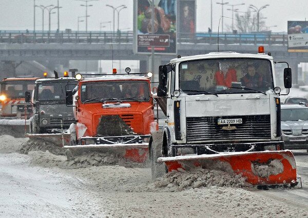 Снегопад в Киеве: как чистят дороги и последствия непогоды
