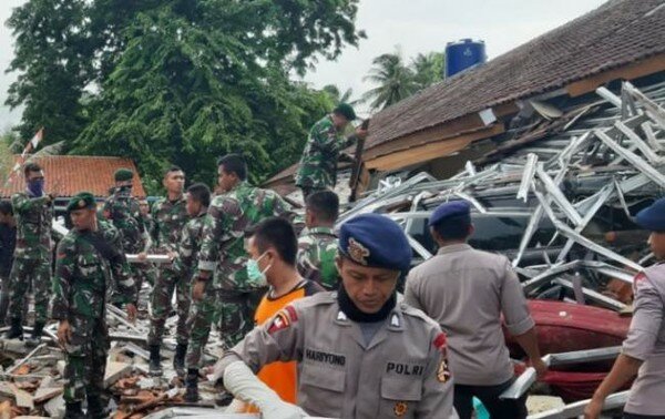 Смертельное цунами в Индонезии: спасатели разыскивают людей с помощью собак и дронов