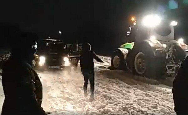 В Полтавской области сотни авто застряли в снежных заносах: на помощь выехала военная техника. Видео