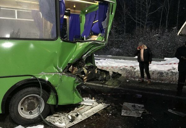 Под Киевом грузовик влетел в маршрутку с пассажирами, есть пострадавшие: фото, видео