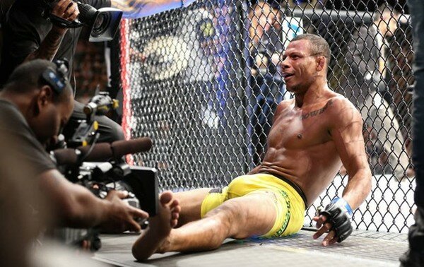 Известный боец UFC пострадал из-за взрыва гранаты