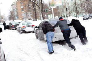 Спасатели не могут вызволить около 200 авто из снежного плена на трассе в Полтавской области