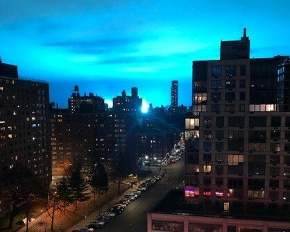 После взрыва на заводе в небе над Нью-Йорком заметили необычное свечение. Видео