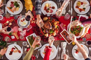 От горбуши под шубой до мясного пая: 9 простых и здоровых рецептов на Новый год от шеф-поваров