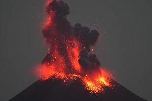 Индонезийцев предупредили об опасности из-за нового извержения Анак-Кракатау