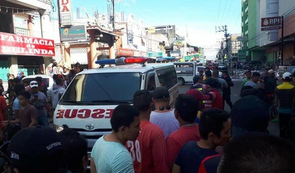 На Филиппинах возле торгового центра прогремел мощный взрыв: есть погибшие и десятки пострадавших (фото)