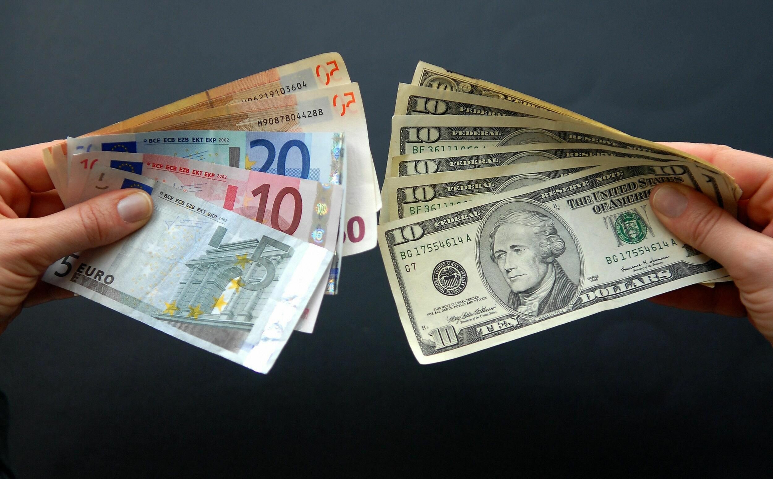 Обмен валют доллар евро. Доллар и евро. Операции с валютой. Валютные операции. Иностранная валюта.