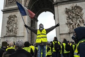 Из-за протестов "желтых жилетов" заблокирована работа одного из стратегических объектов Франции