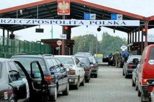 На границе с Польшей и Словакией собрались длинные автомобильные очереди