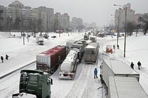 В Мариуполь временно запретили въезд грузовиков из-за сильнейшего снегопада