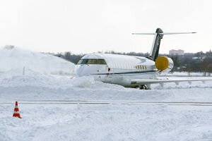 В киевских аэропортах отменяют и переносят авиарейсы из-за снегопада