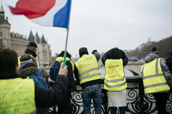 Слезоточивый газ, дубинки и машины в огне: в Париже прошли стычки полицейских и "желтых жилетов"