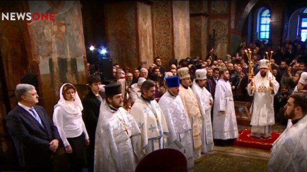 В Киеве началась Рождественская литургия, на которой представят томос