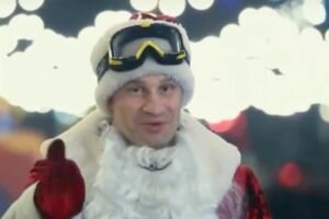 Гончаренко в костюме клоуна, драка Дедов Морозов и Кличко на снегоходе: как политики начали 2019 год