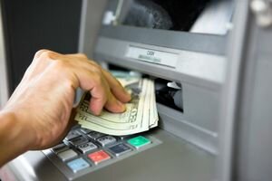 Новые терминалы и выгодный курс: как купить валюту в банкомате и когда эта услуга заработает полноценно