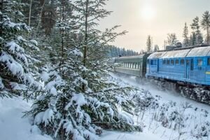 Пассажиры "Укрзализныци" страдали от жуткого холода в вагонах и спали в шубах
