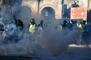В Париже во время протестов "желтых жилетов" полиция задержала более 40 человек
