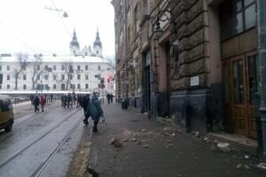 Во Львове на тротуар обрушился фасад исторического здания. Фото