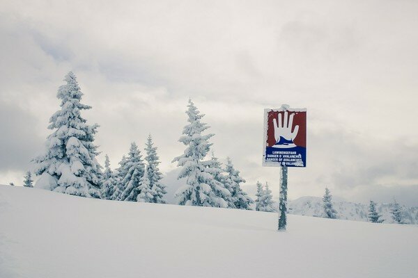 В горах Австрии немецкие горнолыжники попали под снежную лавину, есть погибшие 