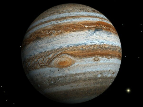 Зонд NASA сфотографировал вблизи ураганы на Юпитере: завораживающие снимки